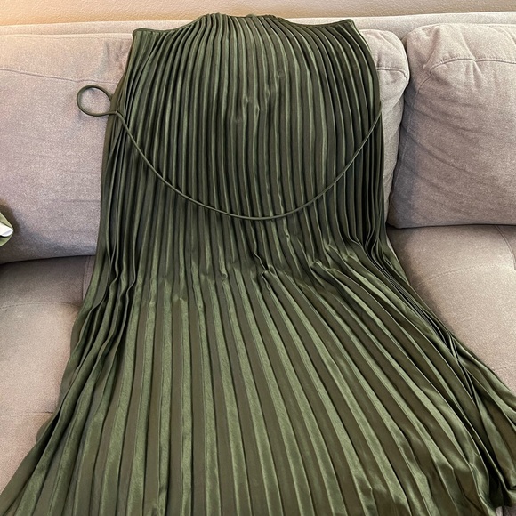 Chic Backless Olive Green Pleated Dress - Picture 5 of 5